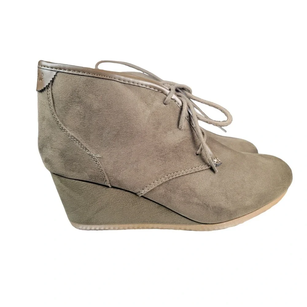 Maypole Wedge Ankle Bootie Womens Size 11 Olive Green Faux Suede Lace up‎